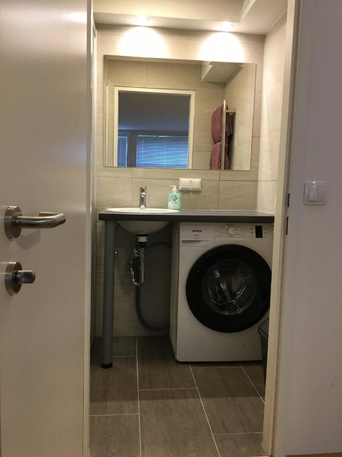 Cosy Flat In The Quiet Area With Own Garden, Free Parking And Direct Public Transport Link To The Centre Apartman Bécs Kültér fotó