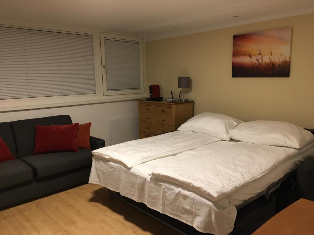 Cosy Flat In The Quiet Area With Own Garden, Free Parking And Direct Public Transport Link To The Centre Apartman Bécs Kültér fotó