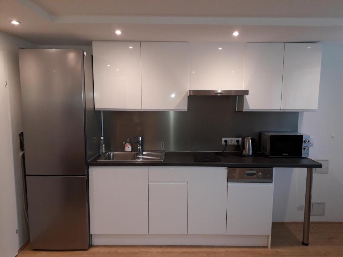 Cosy Flat In The Quiet Area With Own Garden, Free Parking And Direct Public Transport Link To The Centre Apartman Bécs Kültér fotó