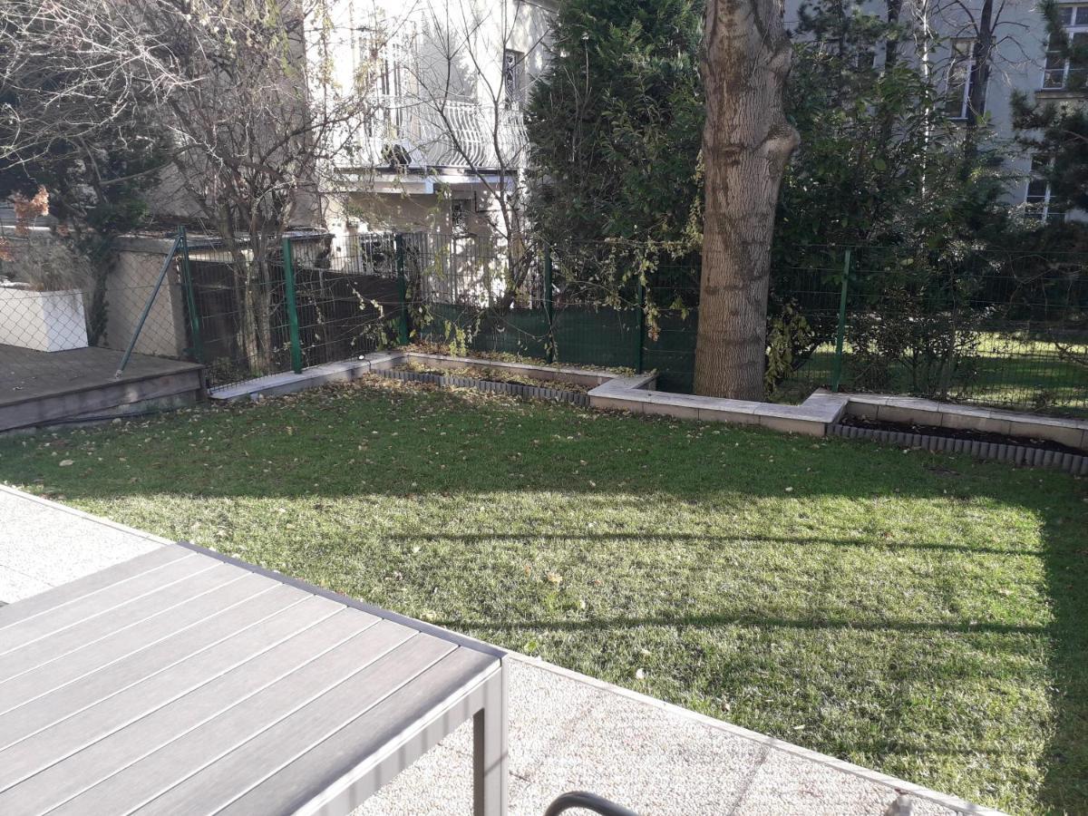 Cosy Flat In The Quiet Area With Own Garden, Free Parking And Direct Public Transport Link To The Centre Apartman Bécs Kültér fotó