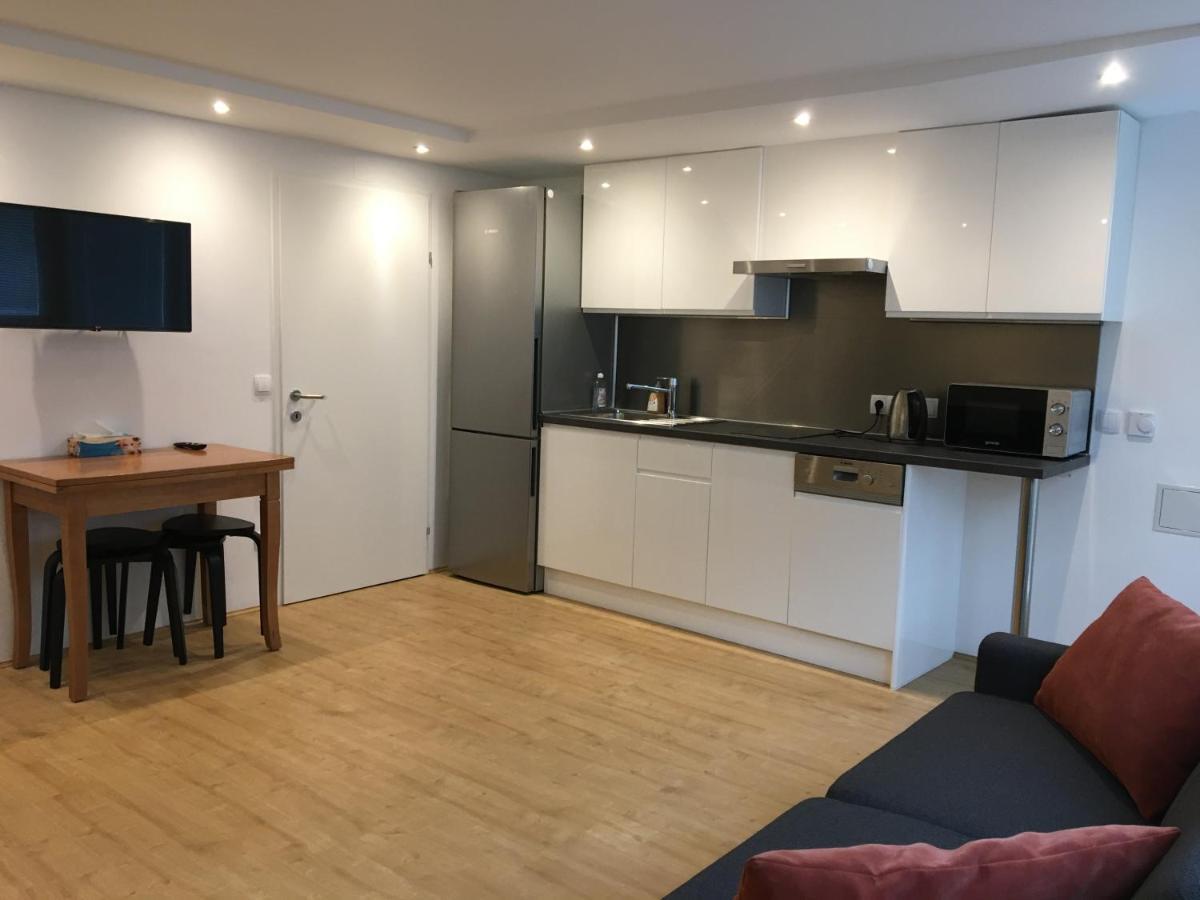 Cosy Flat In The Quiet Area With Own Garden, Free Parking And Direct Public Transport Link To The Centre Apartman Bécs Kültér fotó