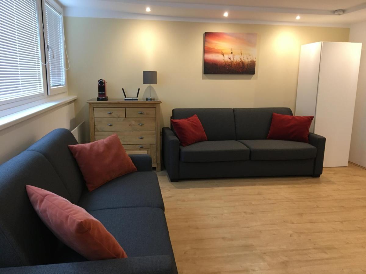 Cosy Flat In The Quiet Area With Own Garden, Free Parking And Direct Public Transport Link To The Centre Apartman Bécs Kültér fotó