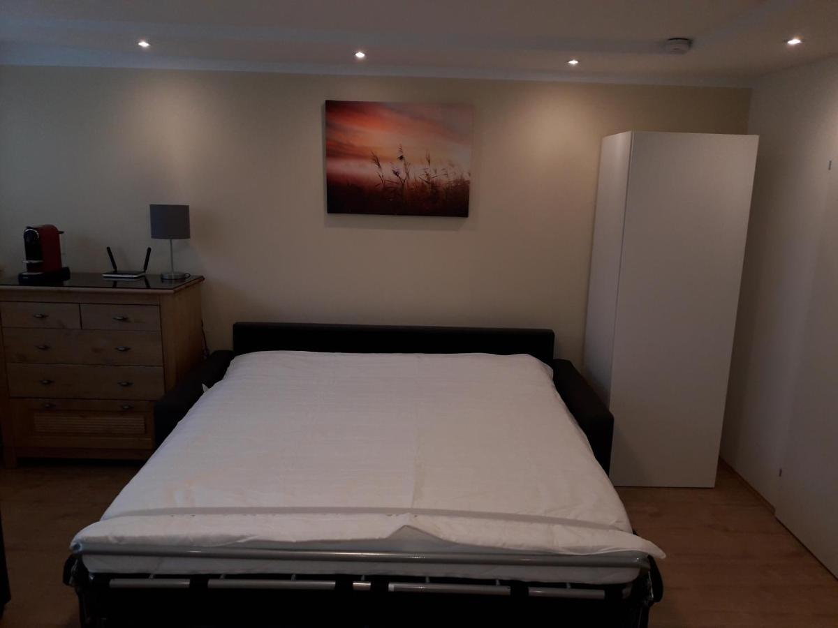 Cosy Flat In The Quiet Area With Own Garden, Free Parking And Direct Public Transport Link To The Centre Apartman Bécs Kültér fotó