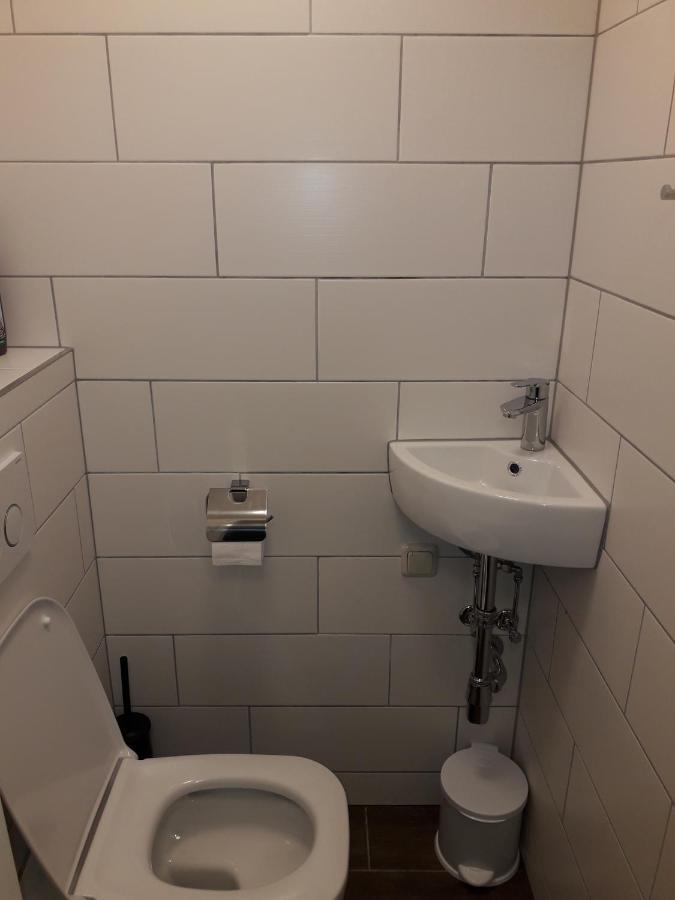 Cosy Flat In The Quiet Area With Own Garden, Free Parking And Direct Public Transport Link To The Centre Apartman Bécs Kültér fotó