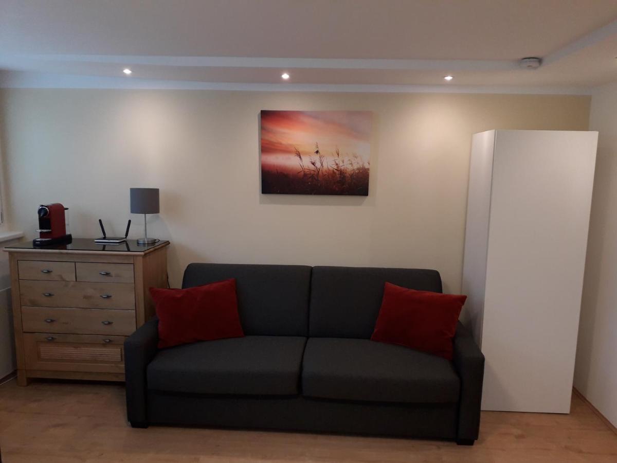 Cosy Flat In The Quiet Area With Own Garden, Free Parking And Direct Public Transport Link To The Centre Apartman Bécs Kültér fotó