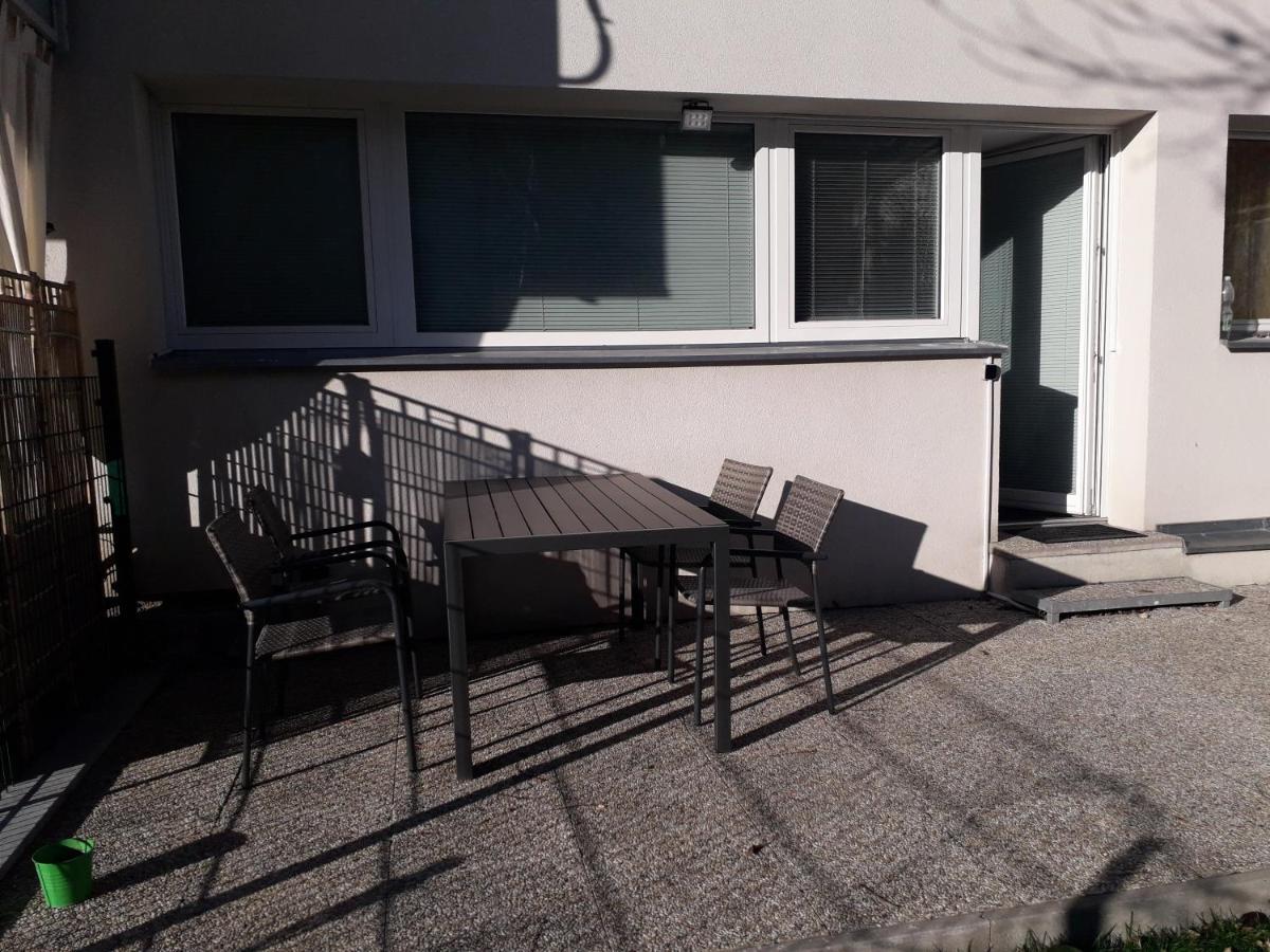 Cosy Flat In The Quiet Area With Own Garden, Free Parking And Direct Public Transport Link To The Centre Apartman Bécs Kültér fotó